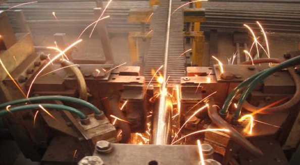 利用余熱鍋爐吸收礦熱電爐煙氣中的熱量，產(chǎn)生的飽和蒸汽作為熱源使用該系統(tǒng)投入運(yùn)行后，將為有效回收礦熱爐煙氣余熱、實(shí)現(xiàn)清潔生產(chǎn)提