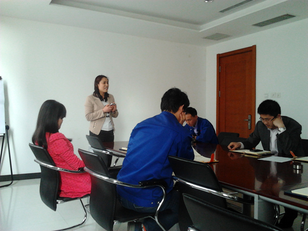 宋日光主管進(jìn)行分享