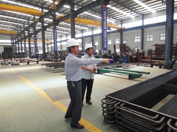 查看現(xiàn)場生產(chǎn)設備