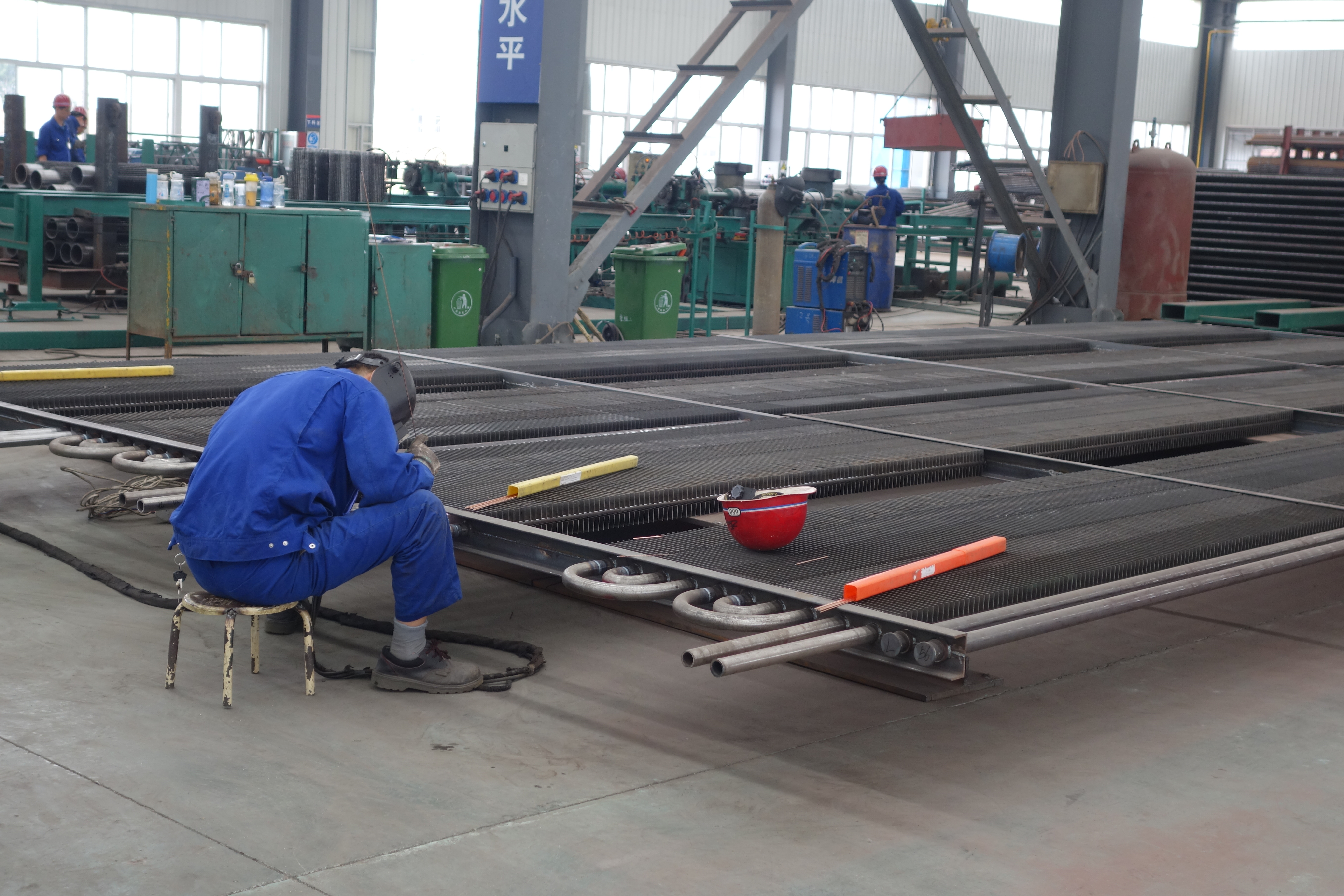 車(chē)間工人忙生產(chǎn)