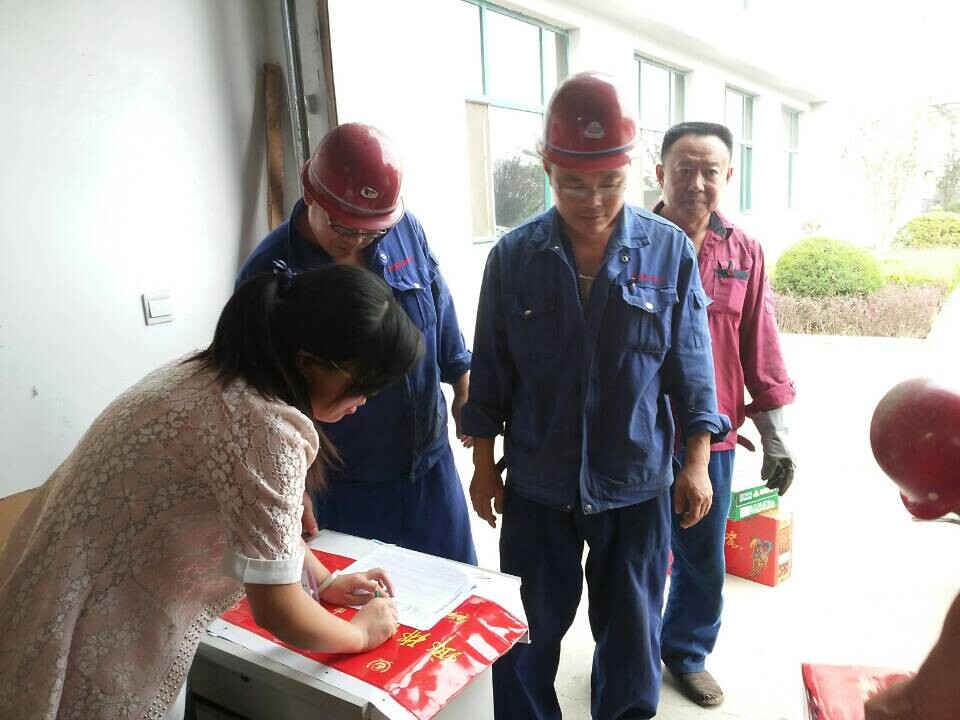 員工領取福利現(xiàn)場 員工領取福利現(xiàn)場