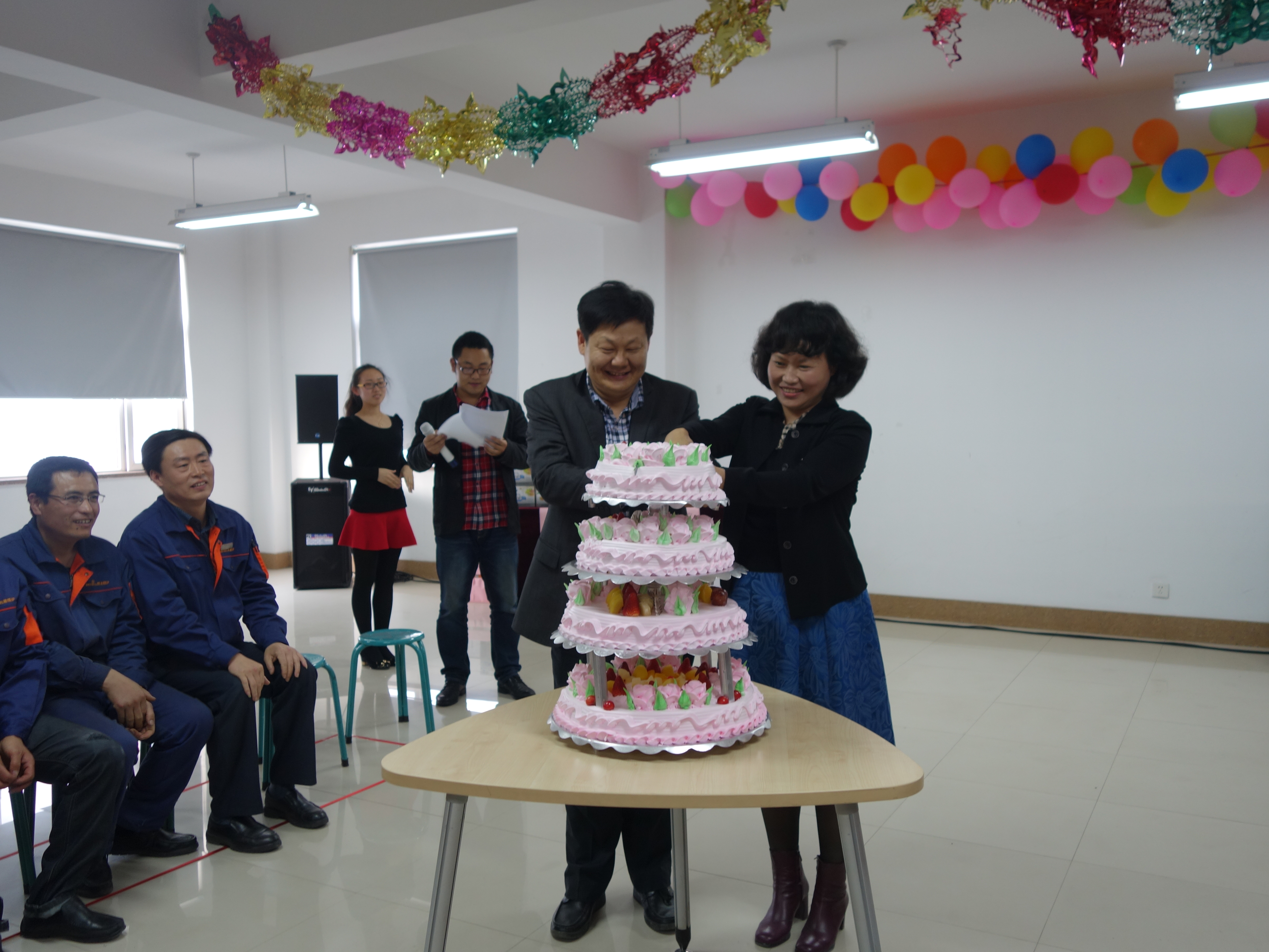 凱能總經(jīng)理和董事長為家人們切蛋糕