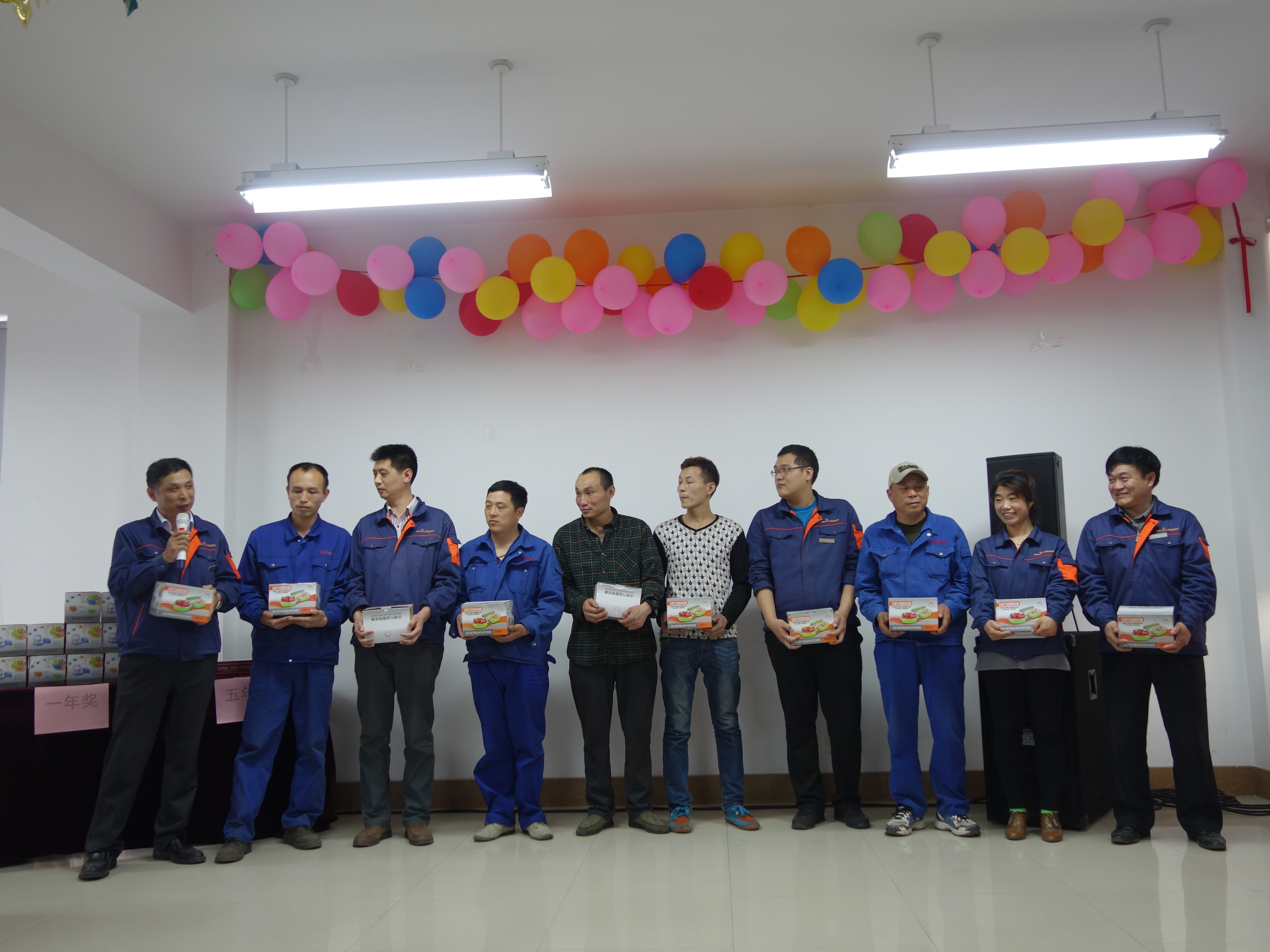 凱能家人們領(lǐng)取獎品